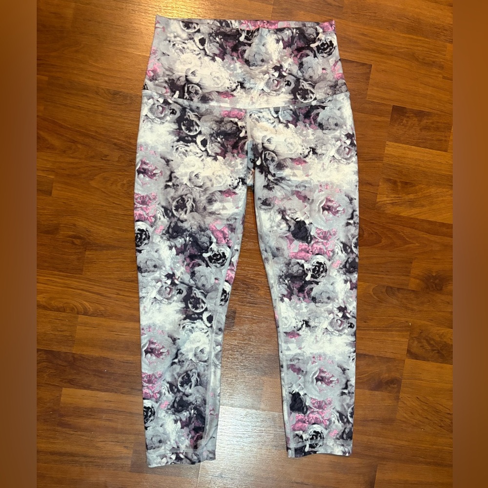 Lululemon Floral Leggings. 4. No size tag. Great condition!
